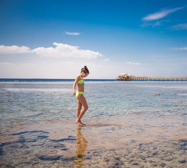 Adolescente caminando en la orilla del mar — Foto de Stock