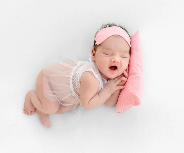 Bebé recién nacido durmiendo en una pequeña almohada — Foto de Stock