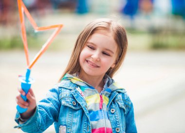 Sabun köpüğü yapan kız