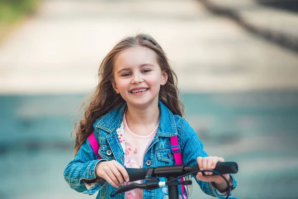 Mała dziewczynka ze skuterem — Zdjęcie stockowe