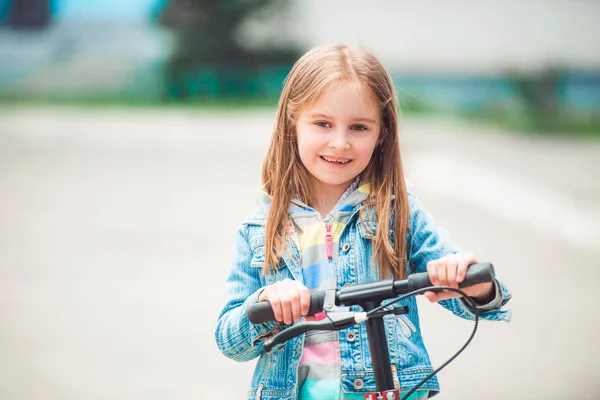 Mała dziewczynka ze skuterem — Zdjęcie stockowe