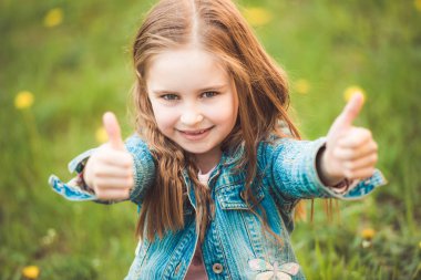 Genç preteen kız el işaretleri gesturing