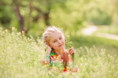 Yeşil alanda dinlenen çocuk
