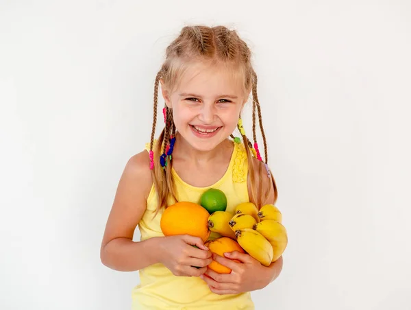 Mädchen hält eine Orange mit einem Strohhalm für Saft — Stockfoto