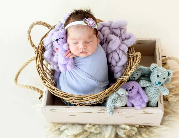 Bebé recién nacido durmiendo con un juguete pequeño —  Fotos de Stock