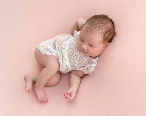 Menina recém-nascido dormindo docemente — Fotografia de Stock
