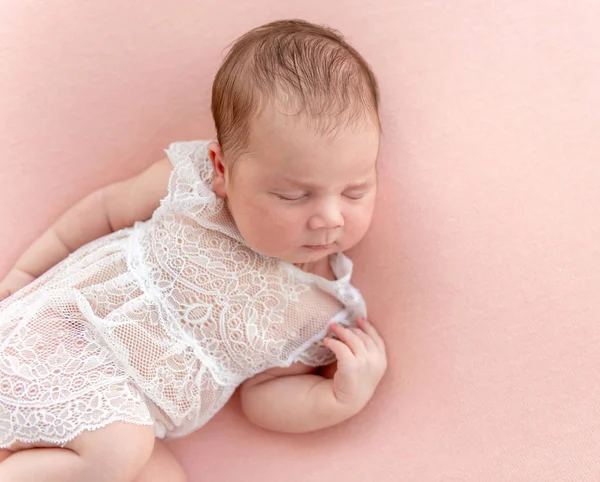 Niña recién nacida durmiendo dulcemente —  Fotos de Stock