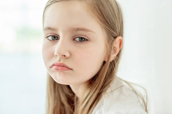 Pequena menina triste — Fotografia de Stock