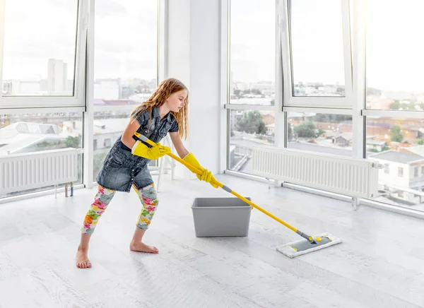 Menina limpando o chão na sala — Fotografia de Stock