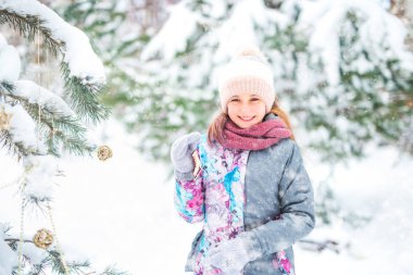 Noel ağacı süsleyen kız