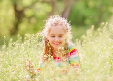 Yeşil alanda dinlenen çocuk