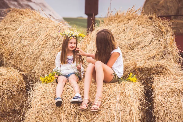 Two girls on a field — Stock Photo, Image