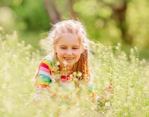 Kind ruht auf der grünen Wiese — Stockfoto