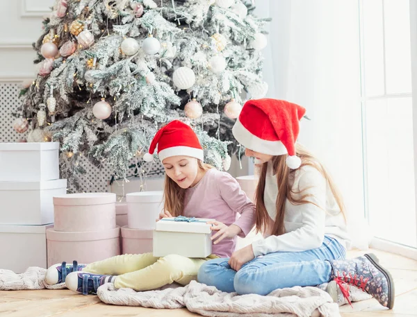 Hermanas emocionadas de los regalos de año nuevo —  Fotos de Stock