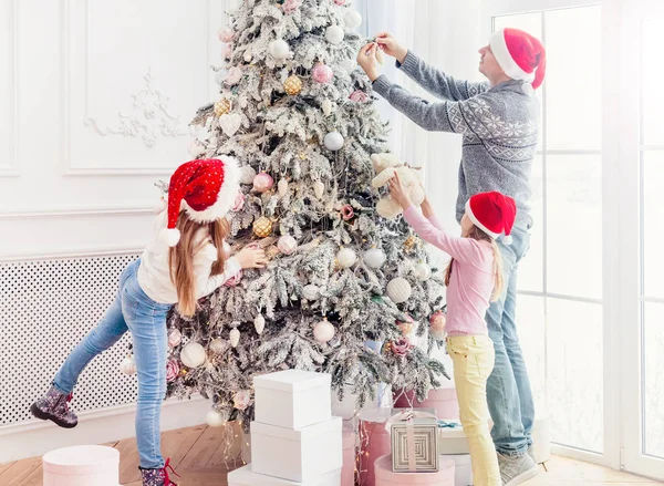 Padre e hijas decorando el árbol de Navidad —  Fotos de Stock