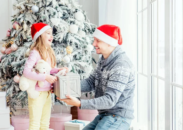 Vader geven dochter kerstcadeau — Stockfoto
