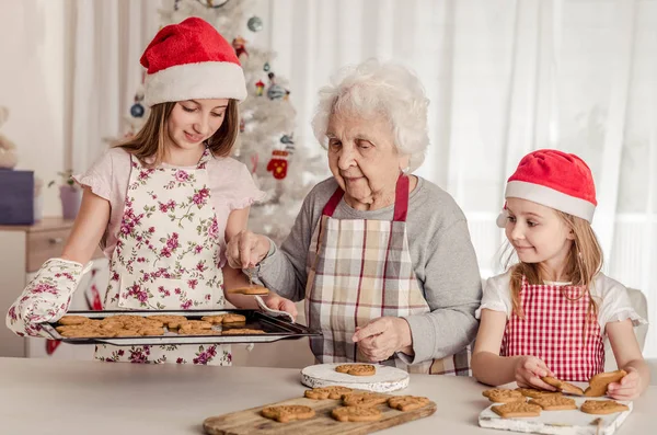 おばあちゃんクッキー焼き — ストック写真