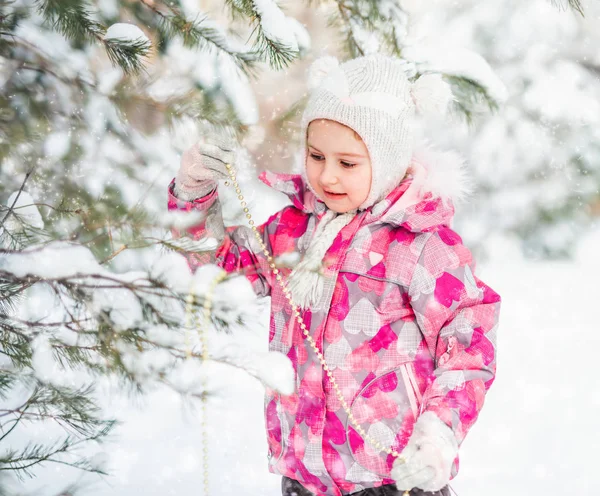 Kleines Mädchen schmückt Weihnachtsbaum — Stockfoto