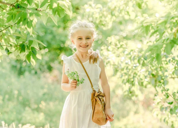 Улыбающаяся маленькая девочка в ковчеге с цветами — стоковое фото