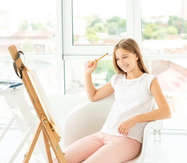 Teen girl is drawing graphic with pencil — Stock Photo, Image