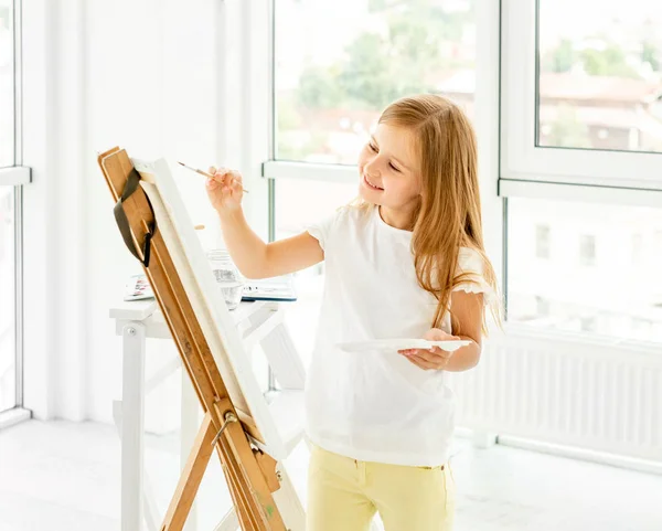 Kid Girl rysunek z farbą olejna i paleta — Zdjęcie stockowe