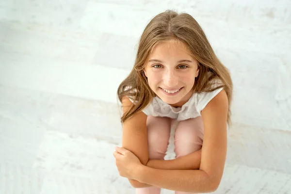 Schattig tiener meisje op zoek omhoog, glimlachend — Stockfoto