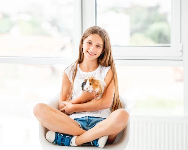 Uśmiechnięta dziewczyna dziecko trzyma cute świnki morskie — Zdjęcie stockowe
