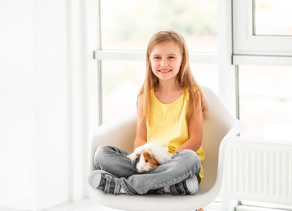 Sorrindo menina criança segurando bonito cobaia — Fotografia de Stock