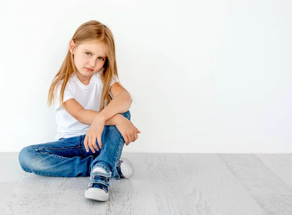 Klein schattig meisje op de vloer, glimlachend — Stockfoto