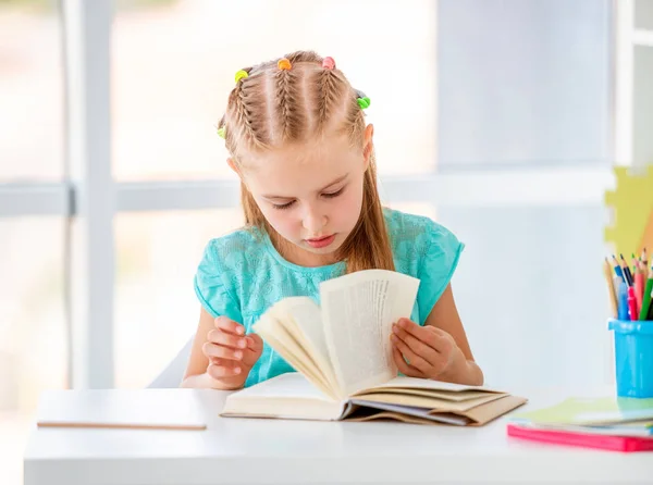 Śliczne dziecko dziewczyna piękny czytania przy stole — Zdjęcie stockowe