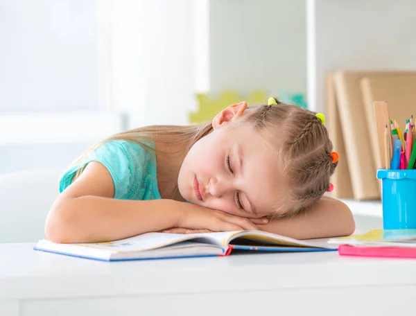 Schoolgirl açık kitap üzerinde uyuyor — Stok fotoğraf