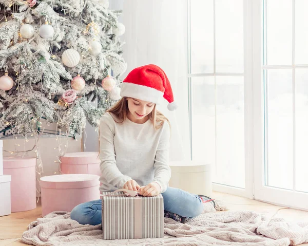 Sorridente ragazza adolescente in possesso di regalo di Natale — Foto Stock