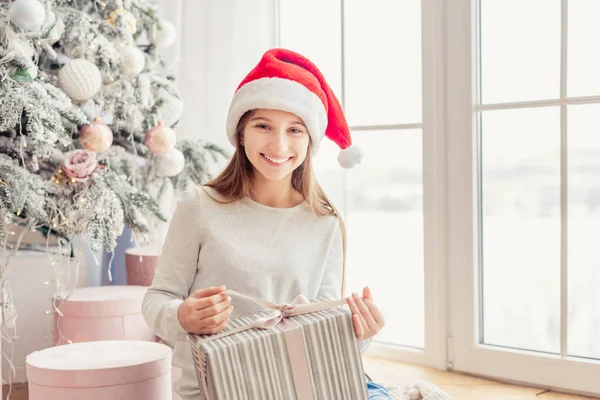 Χαμογελαστός έφηβος κορίτσι κρατώντας χριστουγεννιάτικο δώρο — Φωτογραφία Αρχείου