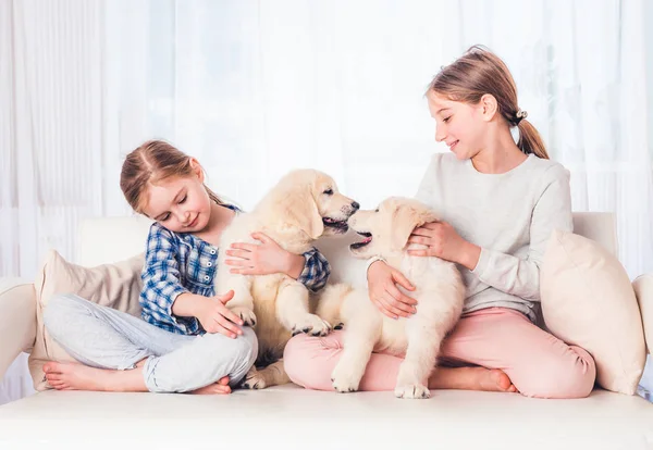 강아지들 과앉아 있는 미소짓는 자매들 — 스톡 사진