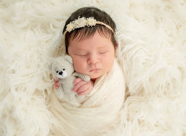 Bebé recién nacido durmiendo — Foto de Stock