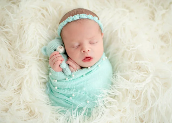 Nouveau-né endormi en bandeau bleu — Photo