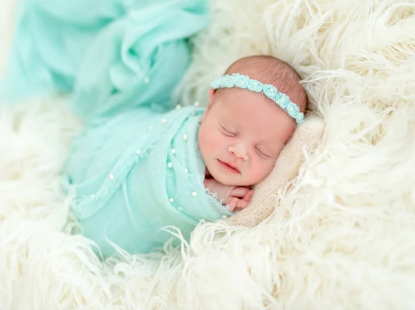 Recém-nascido adormecido em cabeça azul — Fotografia de Stock