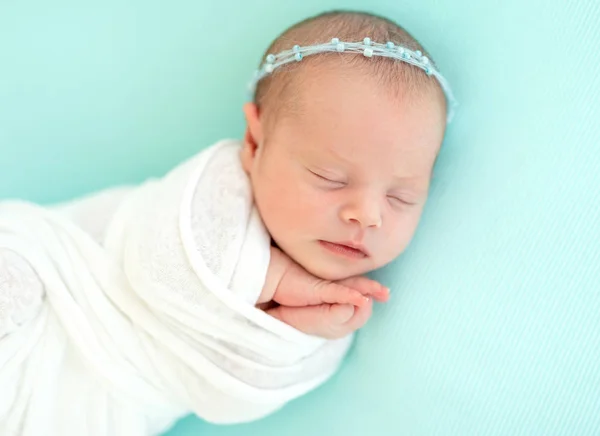 Sleeping newborn in blue headband — Stock Photo, Image