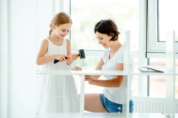 Mère enseignant enfant fille comment travailler avec des instruments — Photo