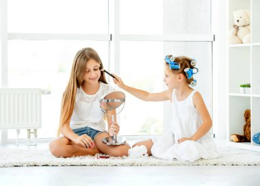 Makyaj istasyonu ile oynayan çocuk kız kardeşler