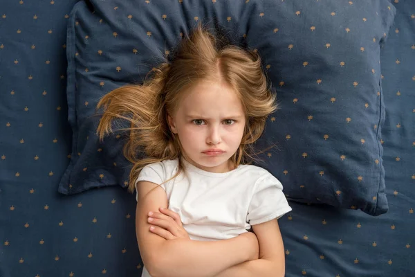 Menina deitada na cama se recusa a dormir — Fotografia de Stock