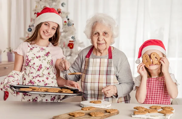 Avó com netas assar biscoitos — Fotografia de Stock