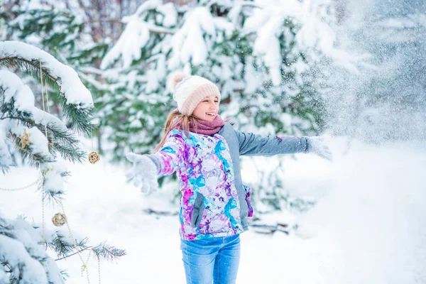 Lachende tienermeisje wobble van sneeuw — Stockfoto