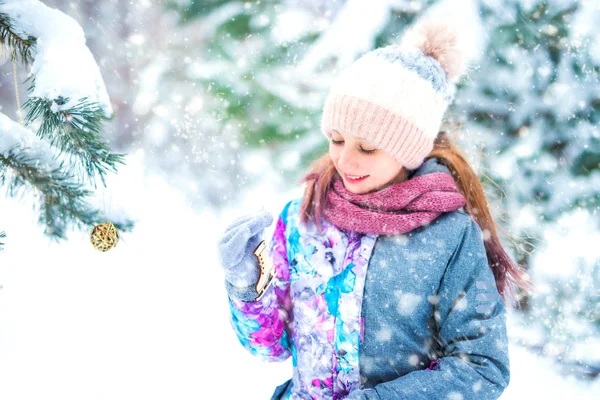 Lány díszítő karácsonyfa — Stock Fotó