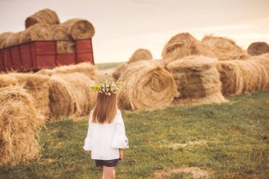 Küçük kız alanında yürüyor