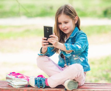 Selfie fotoğrafları çeken genç kız