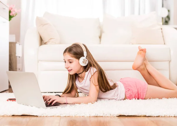 Menina adolescente com laptop no chão — Fotografia de Stock