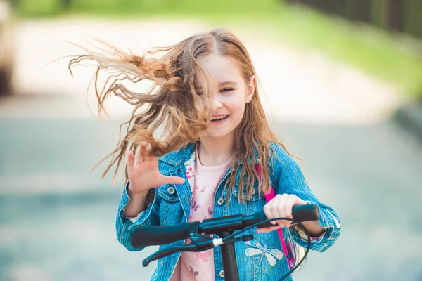 Bambina cavalcando piccolo scooter — Foto Stock