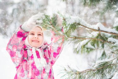 Noel ağacı süsleyen küçük kız
