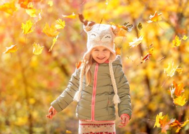 bir sonbahar ormandaki küçük kız